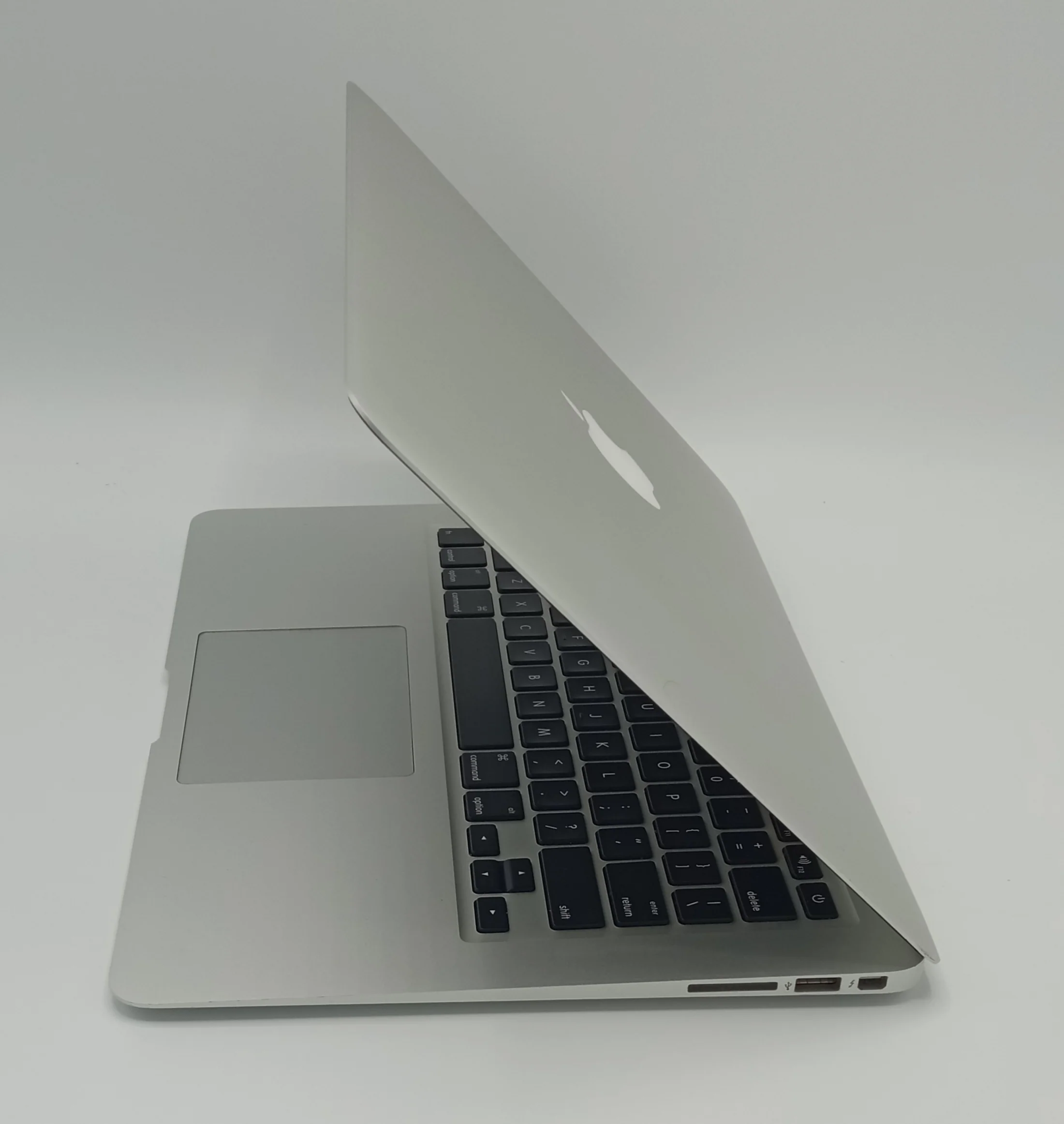 MacBook Air 2017 | 13 inches | Intel Core i5 1.8GHz Processor | 8GB Ram | 256GB SSD | Silver | Used | 196 Cycles - Image 3
