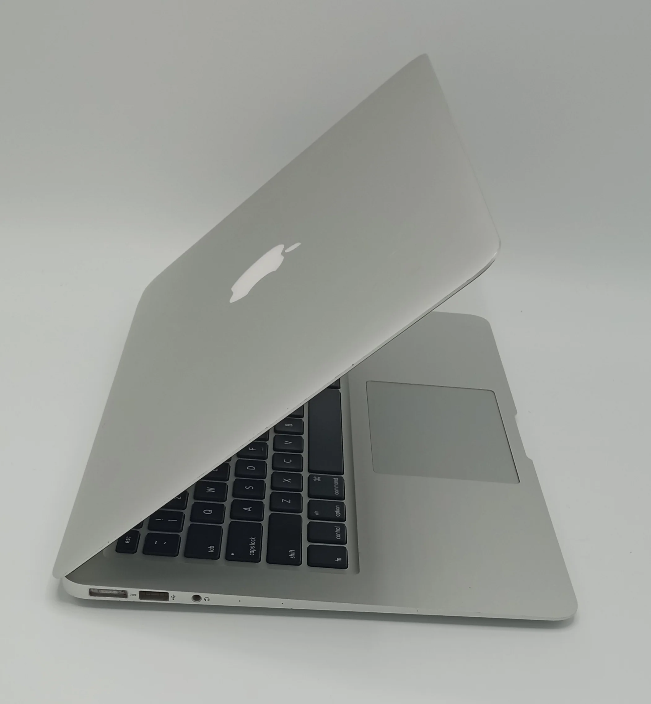 MacBook Air 2017 | 13 inches | Intel Core i5 1.8GHz Processor | 8GB Ram | 256GB SSD | Silver | Used | 196 Cycles - Image 2