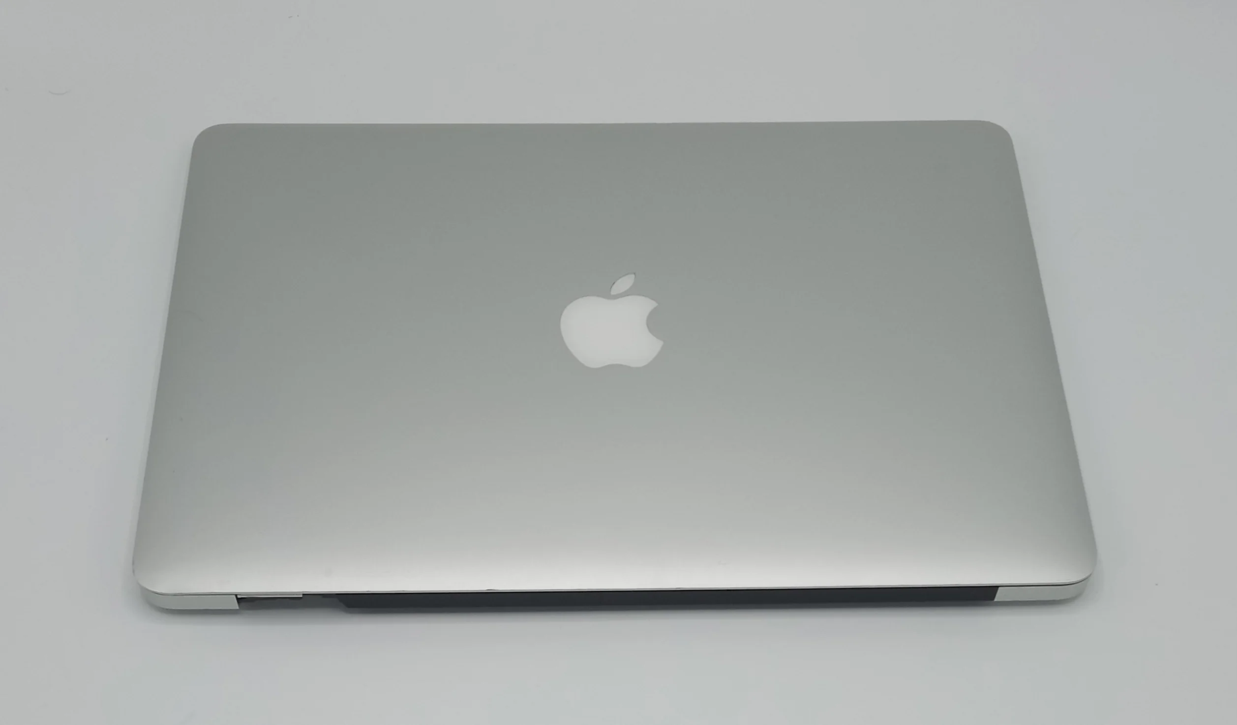 MacBook Air 2017 | 13 inches | Intel Core i5 1.8GHz Processor | 8GB Ram | 256GB SSD | Silver | Used | 196 Cycles - Image 4